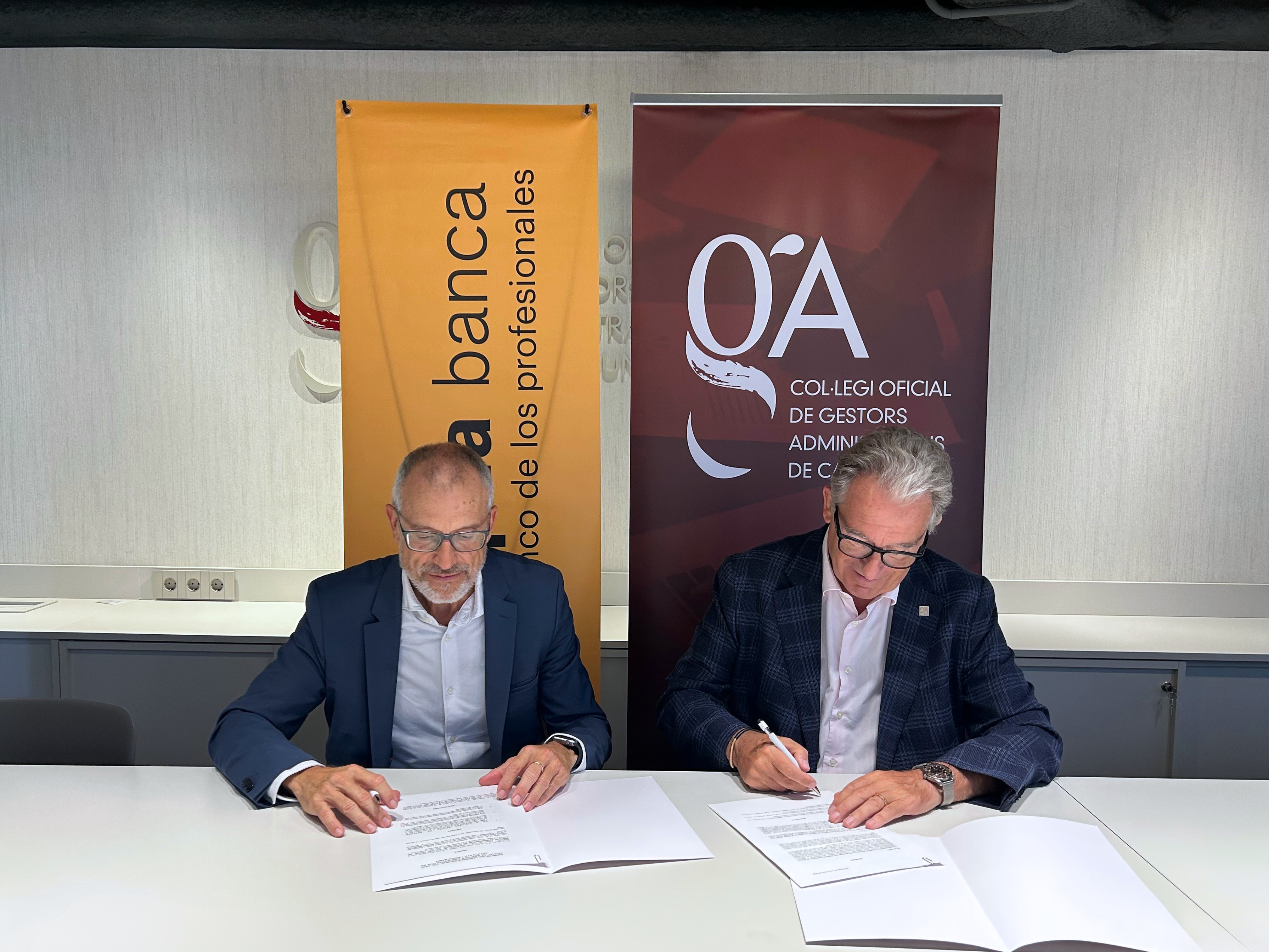 El acuerdo ha sido firmado por Jordi Nadal, director de filiales y participadas de Arquia y Josep Ribó, presidente del COGAC